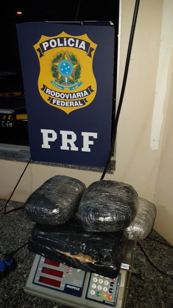 PRF prende mulher com maconha e skunk em Guaíra