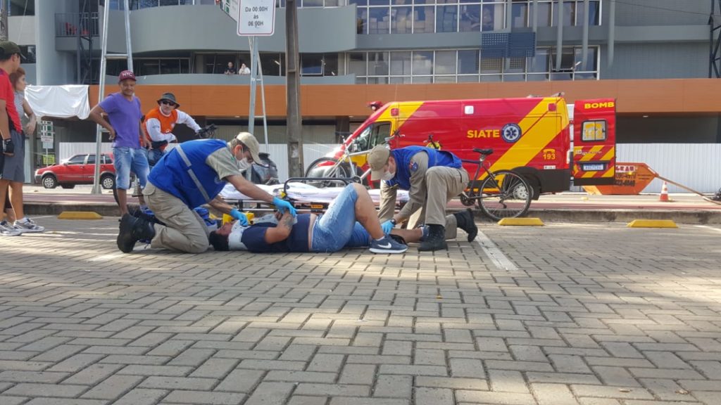 Colisão entre bicicletas é registrada em ciclovia da Av. Brasil