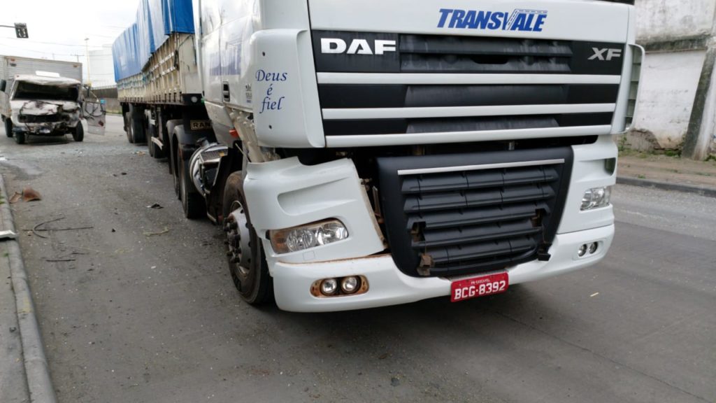 Carreta de Cascavel se envolve em batida de trânsito em Paranaguá