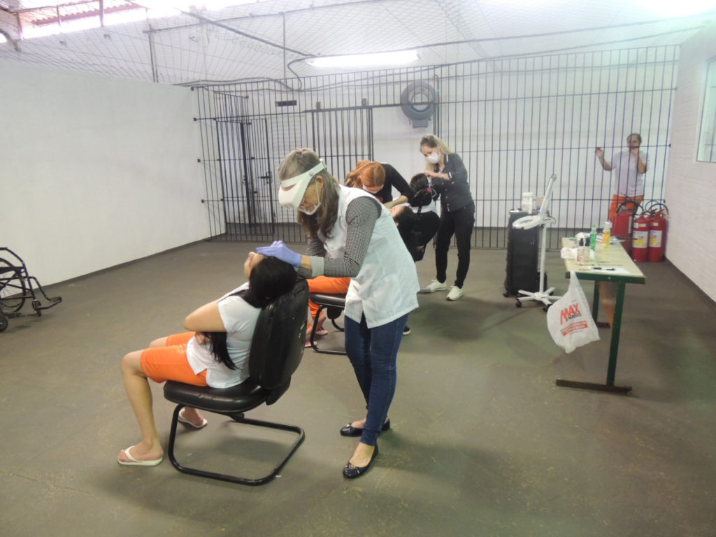Projeto de voluntariado em Foz do Iguaçu resgata autoestima de servidoras e presas da Penitenciária Feminina