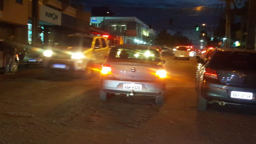 Carro é apreendido após colisão de trânsito na Rua JK