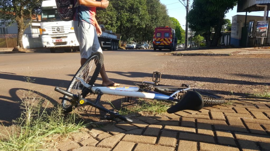 Ciclista se envolve em acidente com carro na Rua Jacarezinho