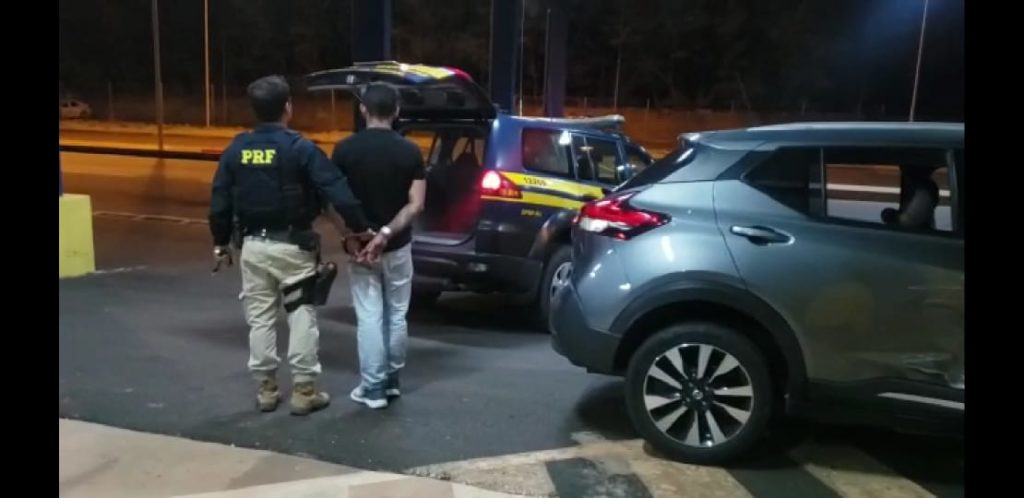 PRF prende suspeito que roubou carro em Curitiba/PR e tentava chegar no Paraguai