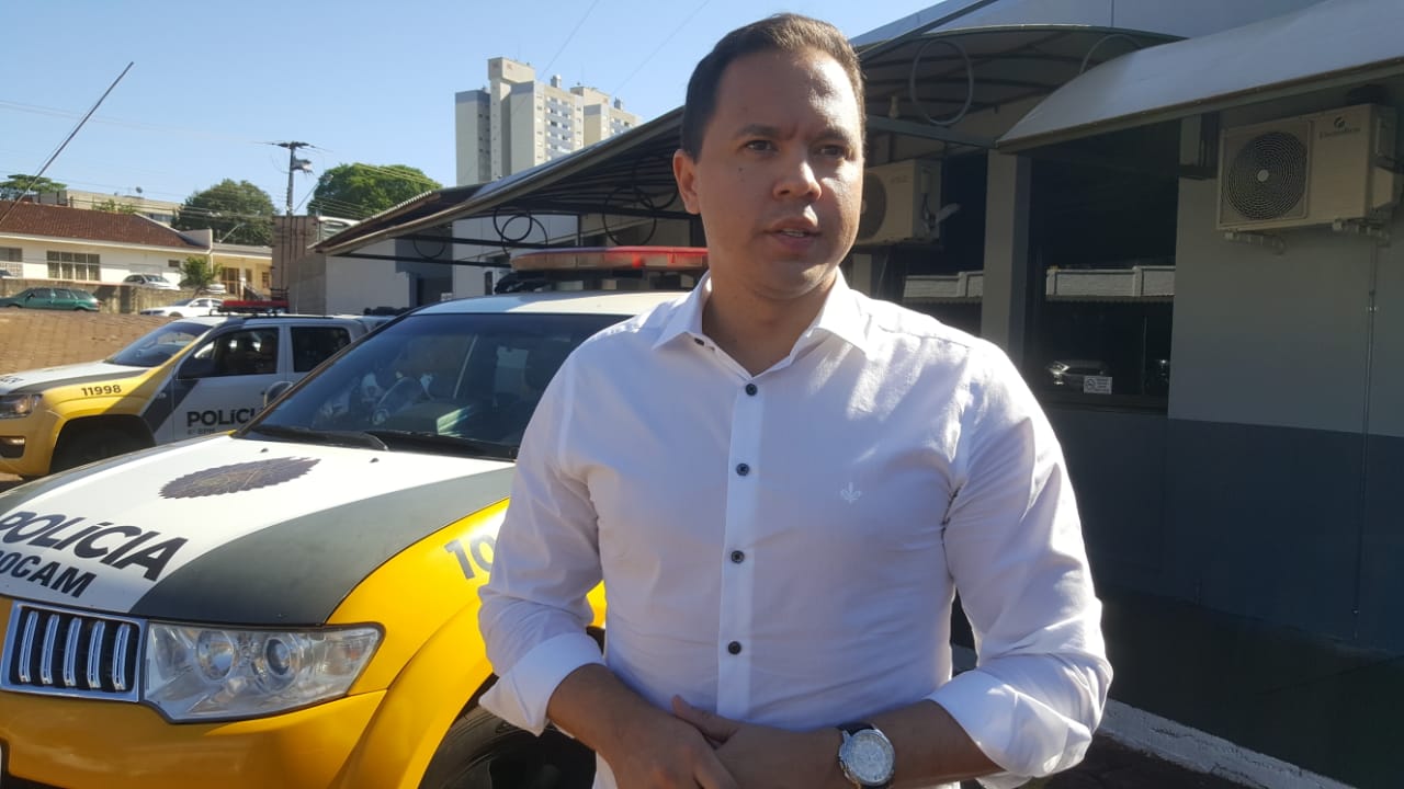 Policial estava em carro em que mulher foi baleada na Estrada Chaparral, diz advogado