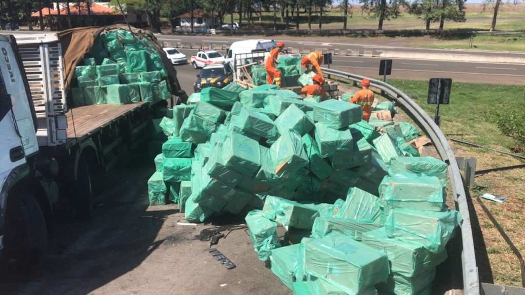 PRF apreende meio milhão de carteiras de cigarro, após caminhão tombar em Jataizinho