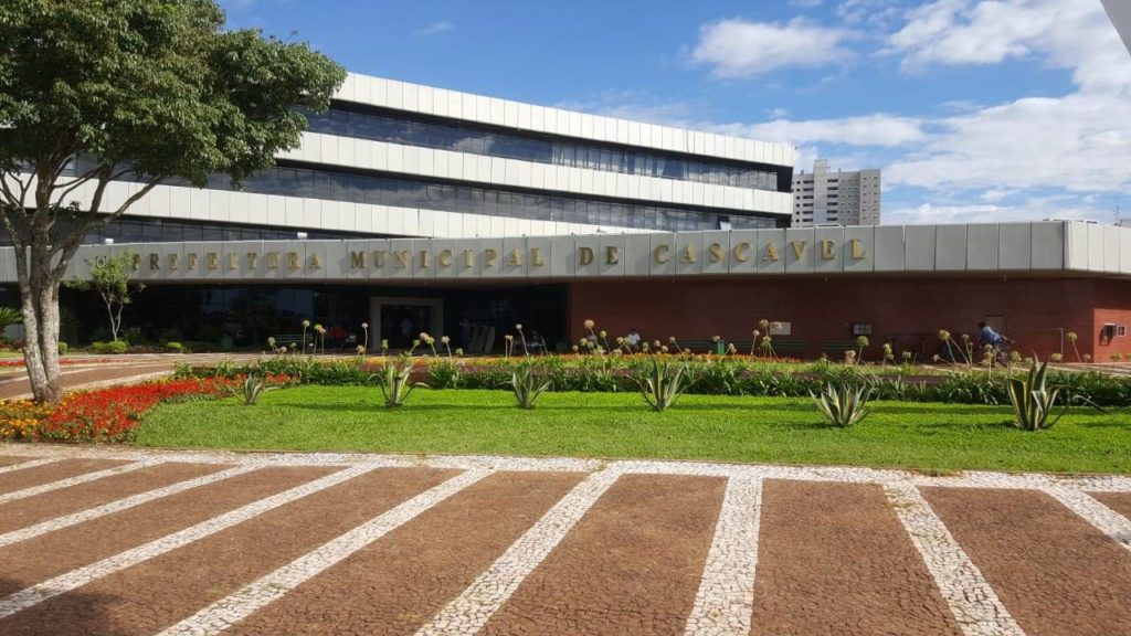 Mulher que capotou carro ao desviar de obras da Prefeitura será indenizada em R$ 6 mil