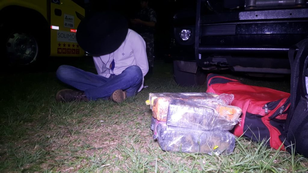 Pelotão de Choque apreende vários tabletes de maconha em abordagem a ônibus