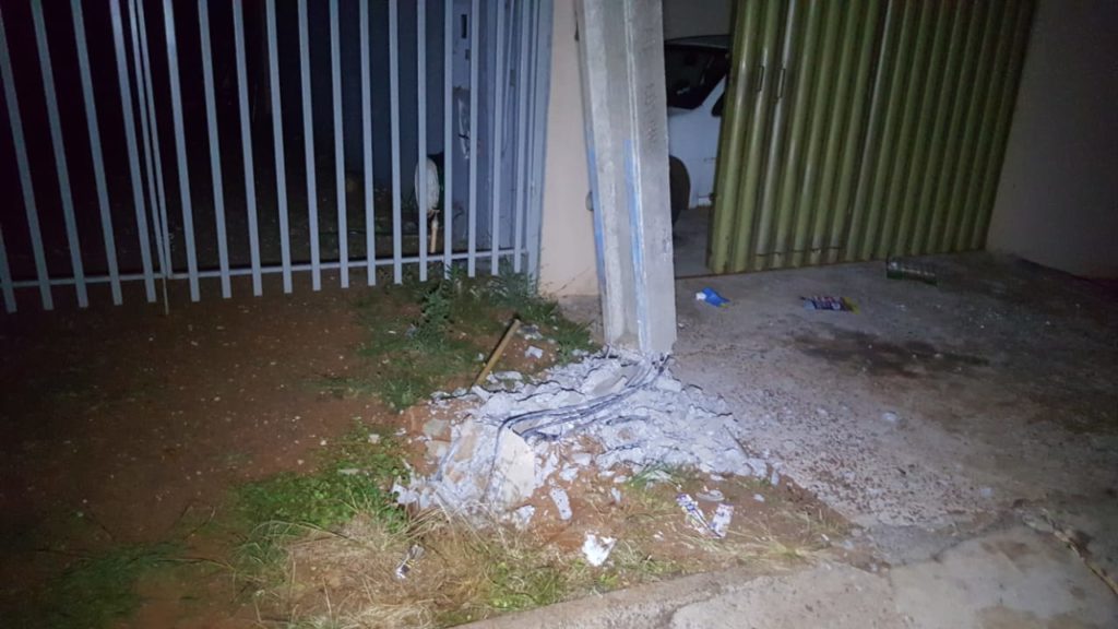 Caminhão desce desgovernado e atinge poste no Jardim Padovani; houve falta de energia