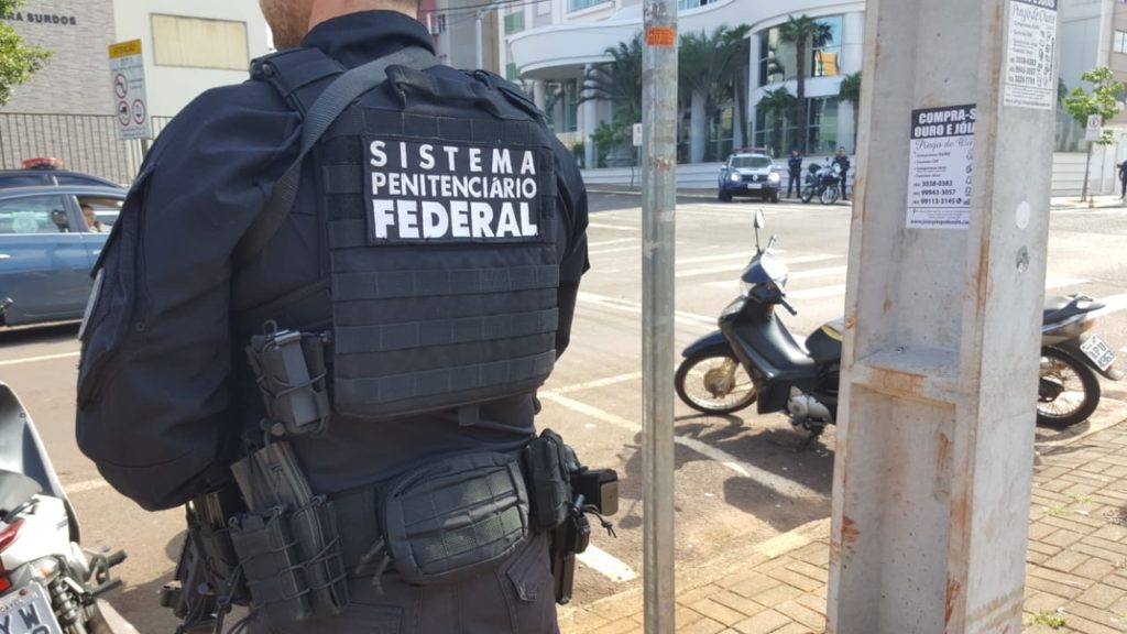 Escolta de preso do sistema federal chama a atenção no centro