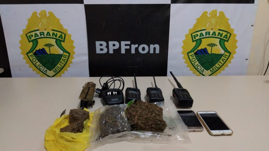 BPFron prende homem que tinha três mandados de prisão em aberto; maconha e rádios transceptores foram apreendidos na ação Imagem referente a BPFron prende homem que tinha três mandados de prisão em aberto; maconha e rádios transceptores foram apreendidos na ação