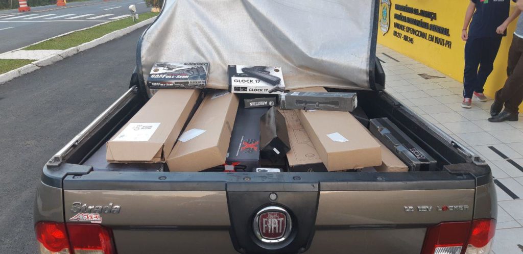PRF apreende airsoft e cigarros nos Campos Gerais