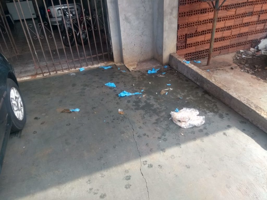 Lixo espalhado em frente a imóvel, supostamente durante coleta, gera reclamação de morador do Santa Cruz