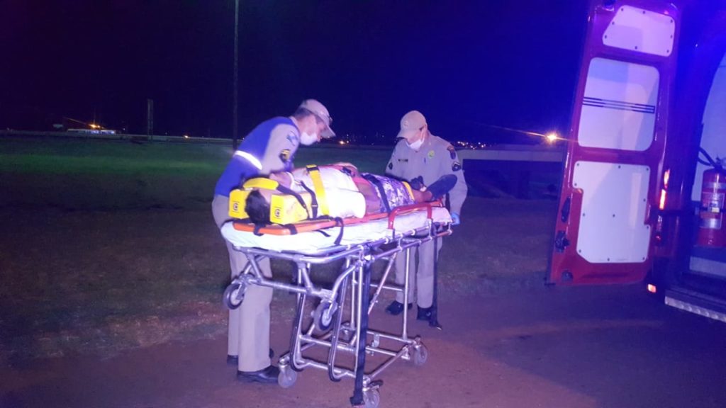 Motociclista sofre queda na marginal da BR-277, no Guarujá