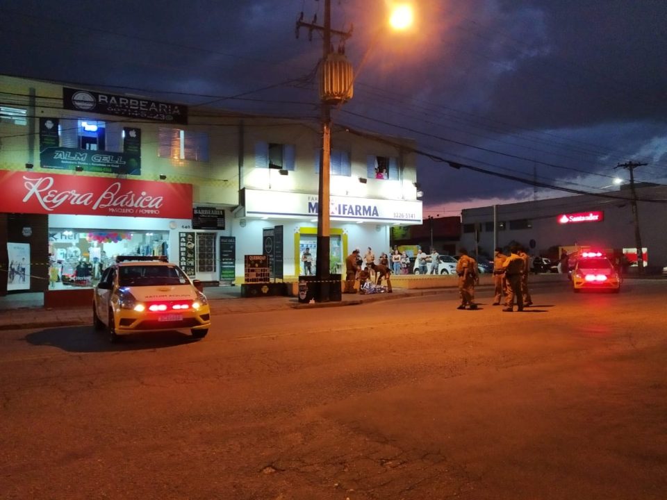 Jovem é morto com 12 tiros em frente a terminal de ônibus em Curitiba