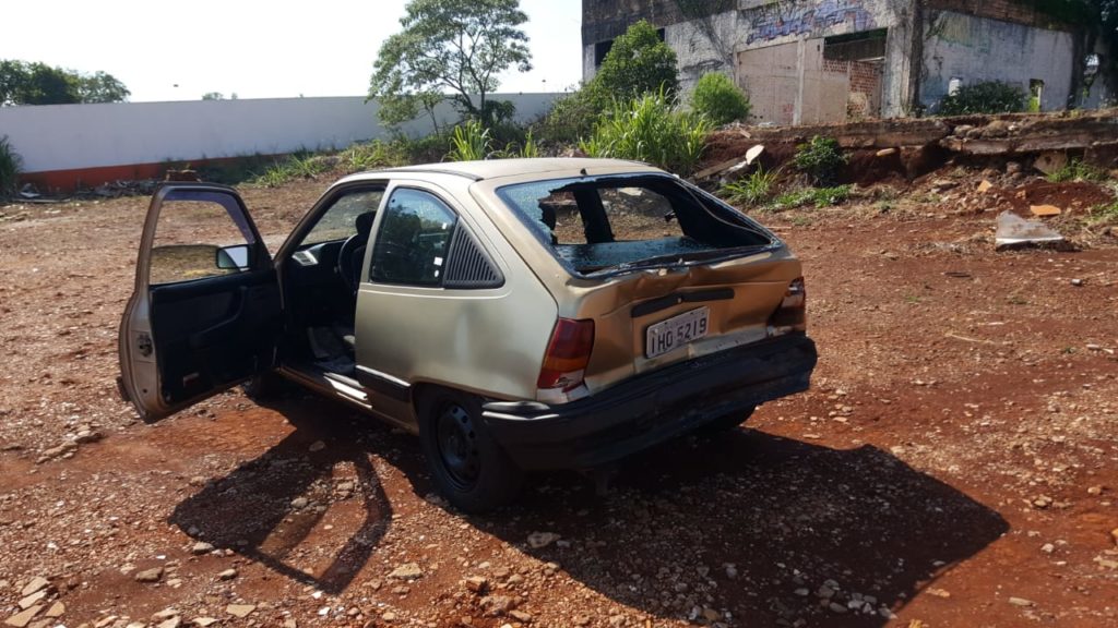 Veículos se envolvem em acidente na Rua Jacarezinho
