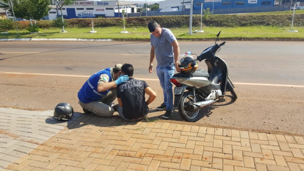 Homem fica ferido ao cair de moto na marginal da BR-467