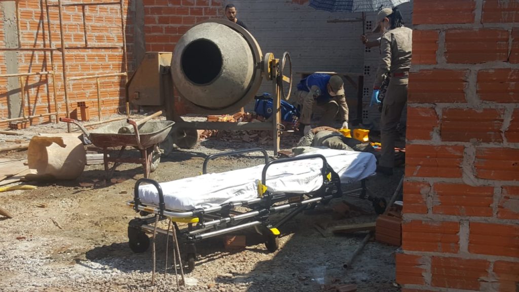 Homem sofre choque elétrico em obra na Rua Manaus