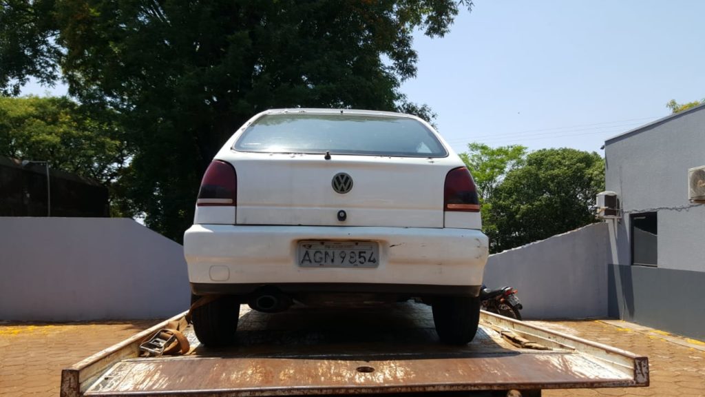 Carro furtado é encaminhado para a delegacia