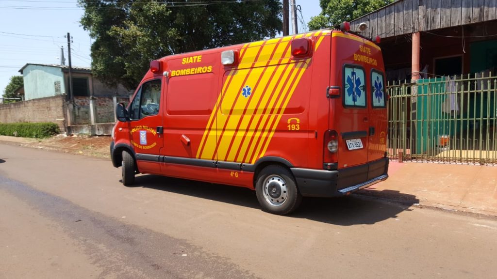 Bombeiros socorrem vítima de queda de plano elevado, no Interlagos