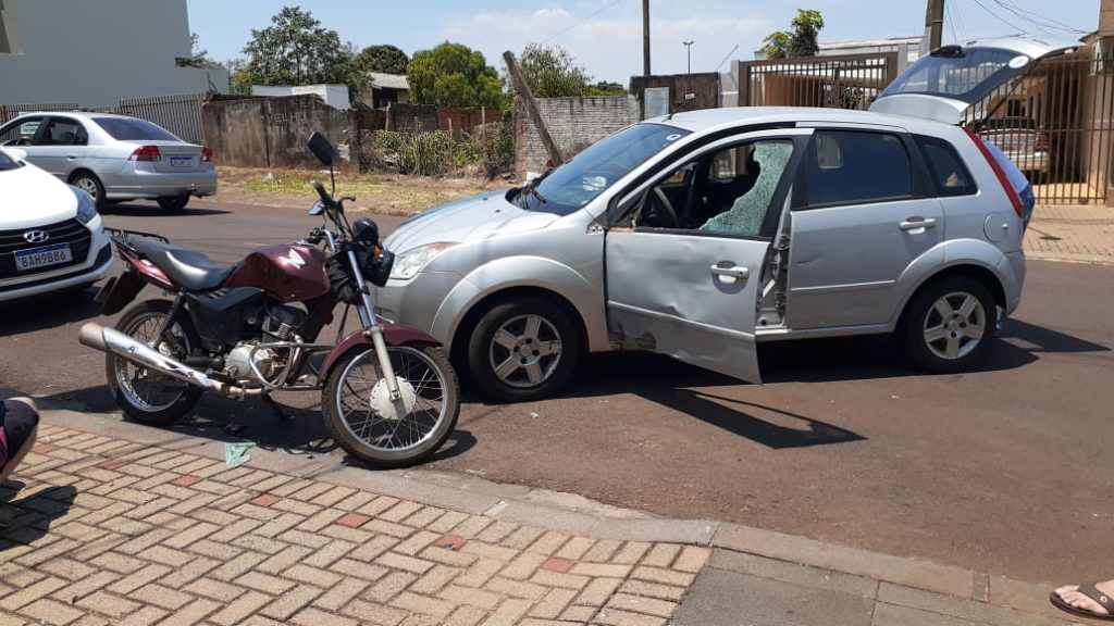 Carro e moto batem no Coqueiral, em Cascavel