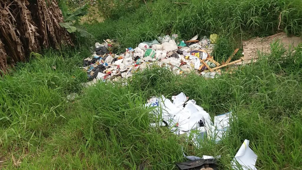 Lixo é descartado perto de rio no Tarumã