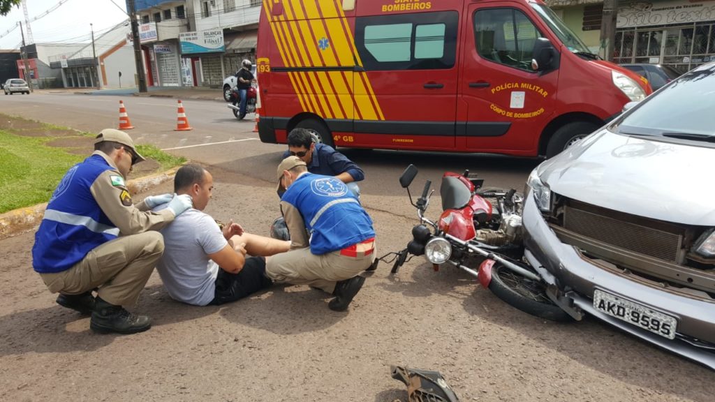 Carro e moto batem na Rua JK