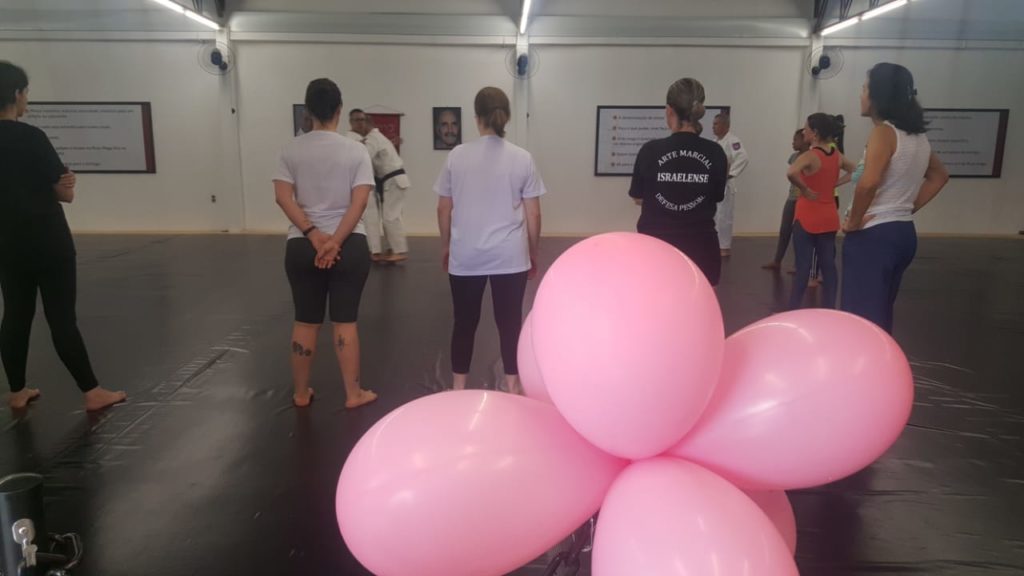 Evento une defesa pessoal para mulheres e conscientização sobre câncer de mama