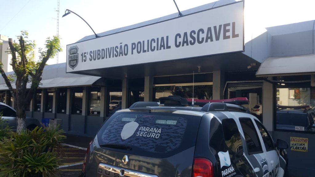 GM encaminha mulher para delegacia após cachorro ser deixado trancado em carro com vidros fechados
