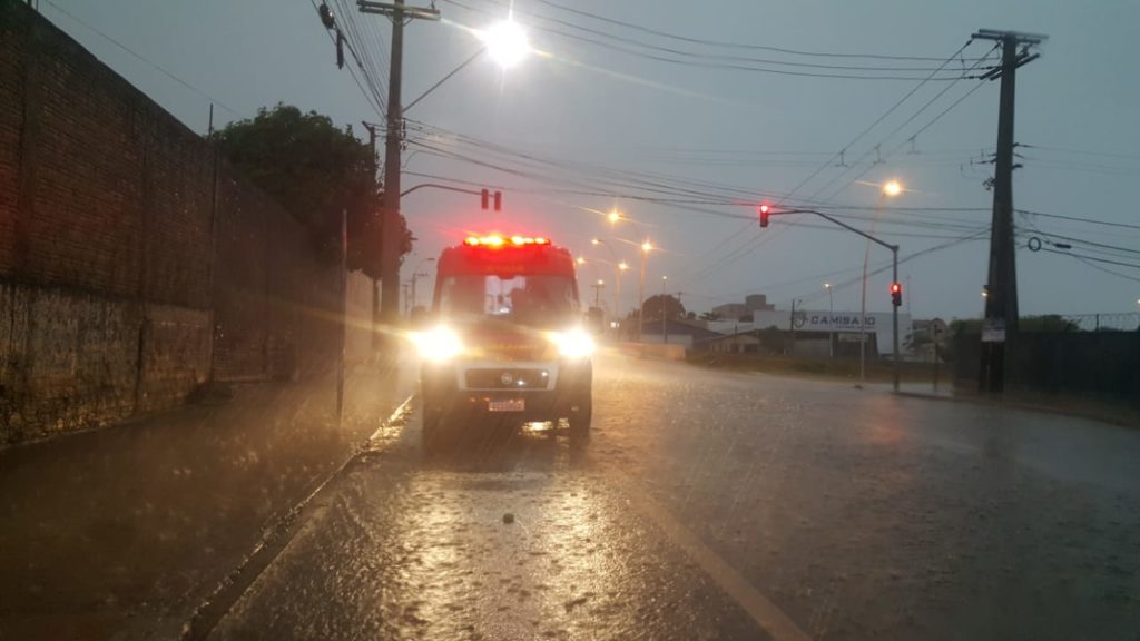 Homem é socorrido pelo Corpo de Bombeiros na Avenida Rocha Pombo