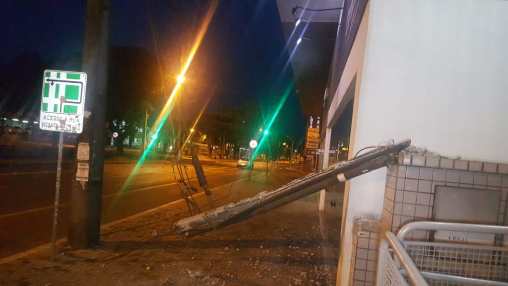 Acidente deixa poste destruído na Av. Brasil, no Centro