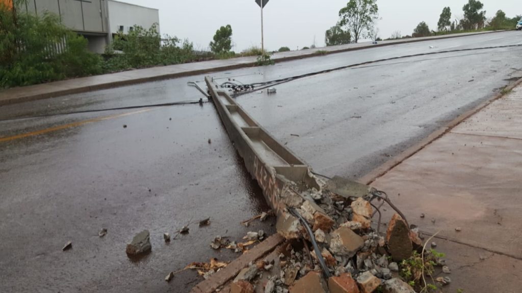 Poste cai e interdita rua no Bairro XIV de Novembro