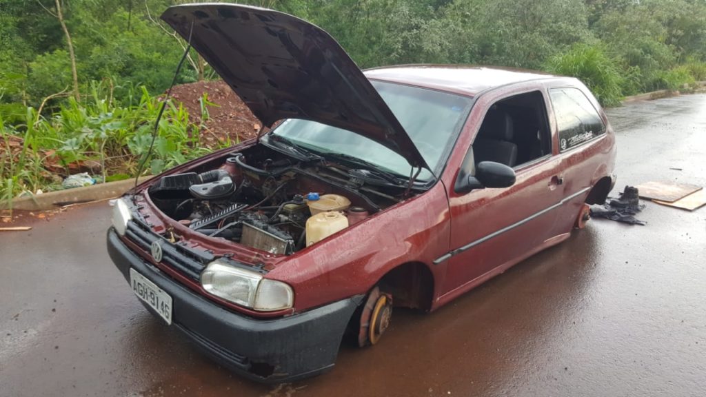 Veículo é encontrado depenado no Bairro Interlagos
