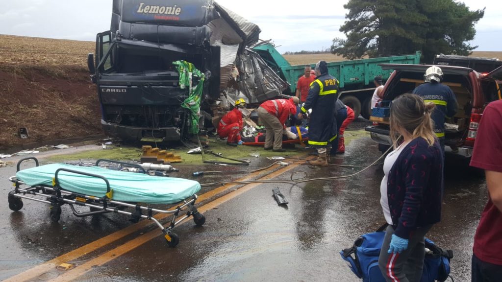 Grave acidente na PR-180 deixa cinco feridos Grave acidente na PR-180 deixa cinco feridos