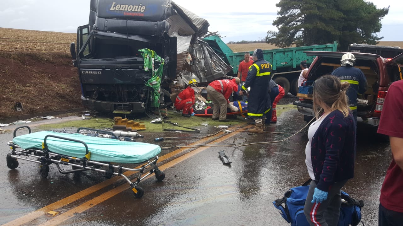 Grave acidente na PR-180 deixa cinco feridos