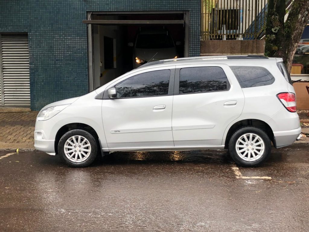 Carro impedindo saída de garagem gera reclamação no centro Carro impedindo saída de garagem gera reclamação no centro