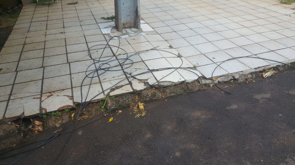 Fios de telefonia estão danificados na Rua Rui Barbosa Fios de telefonia estão danificados na Rua Rui Barbosa