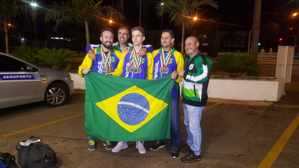 Atletas chegam a Cascavel trazendo 12 medalhas conquistadas no Panamericano e Copa Internacional de Karatê, disputados no México