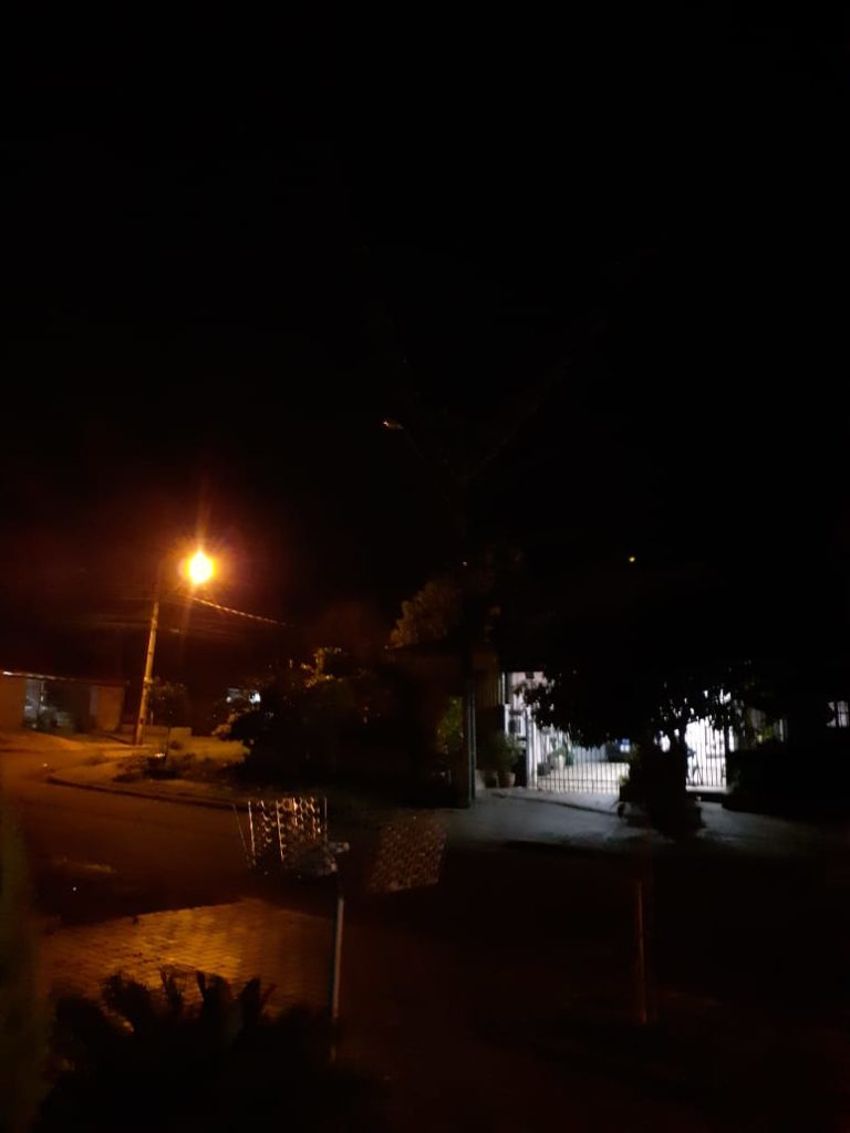 Homem reclama de lâmpada queimada na Rua Carimãs
