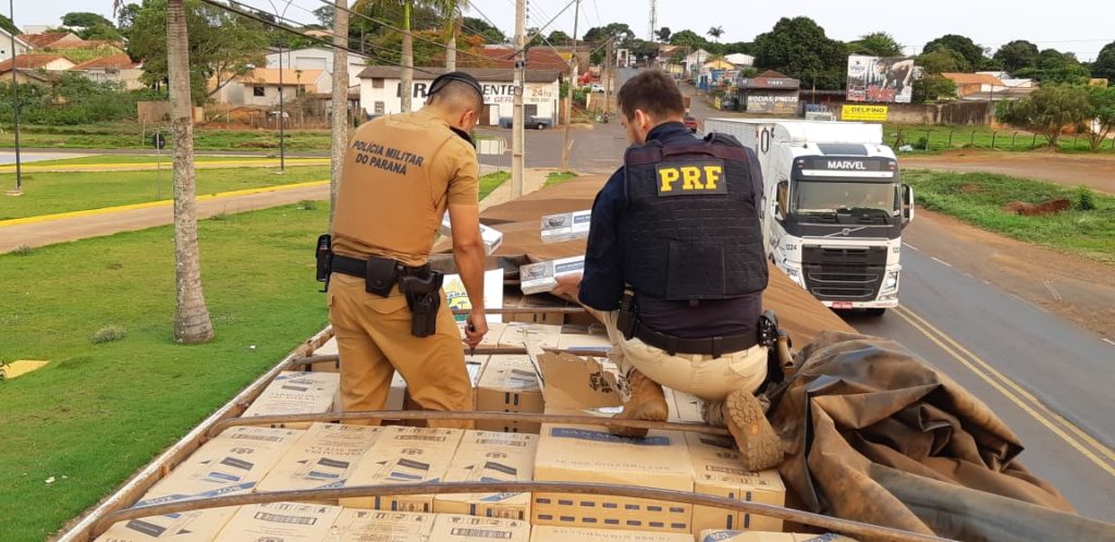 PRF e Polícia Militar apreendem bitrem com cigarros contrabandeados em Guaíra PRF e Polícia Militar apreendem bitrem com cigarros contrabandeados em Guaíra