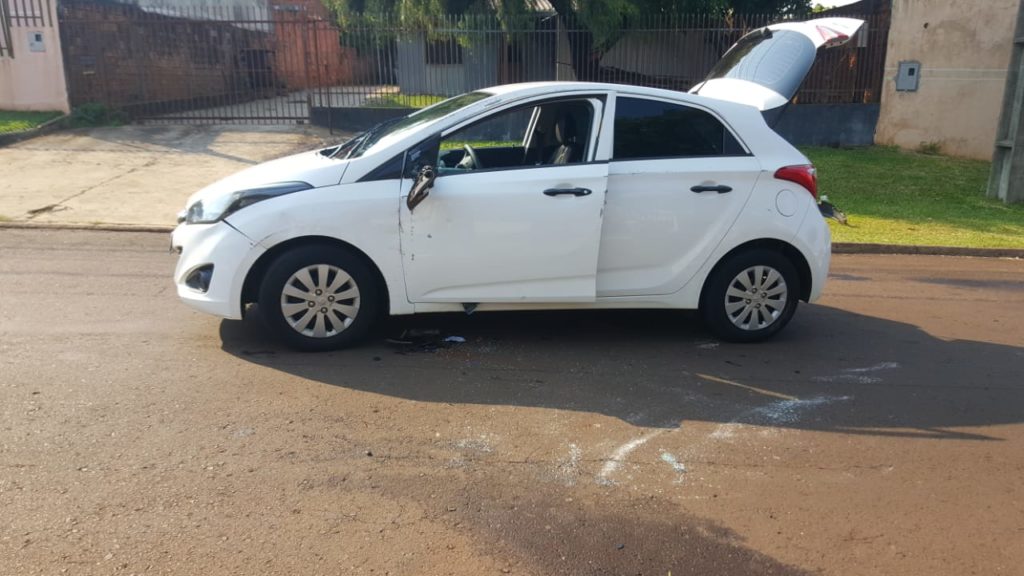 HB20 tomba ao bater em carro estacionado, no Canadá HB20 tomba ao bater em carro estacionado, no Canadá