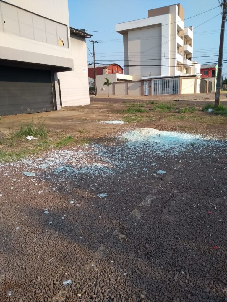 Vidro é descartado no Bairro Universitário Vidro é descartado no Bairro Universitário
