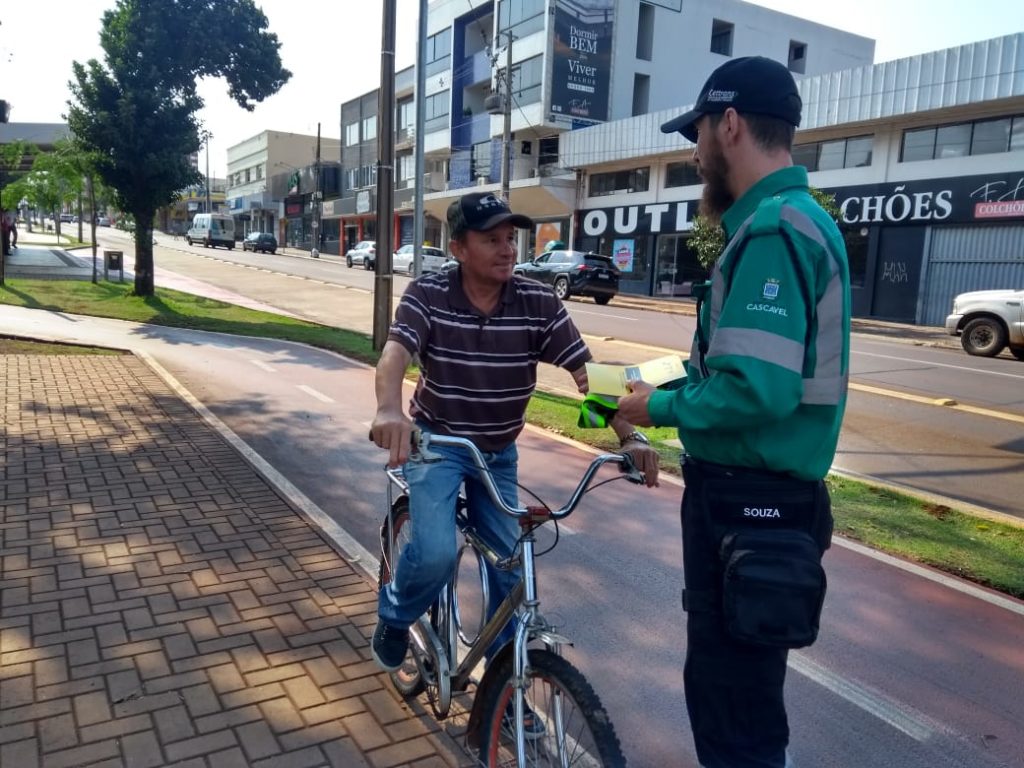 Cettrans realiza ação voltada para ciclistas, no centro de Cascavel Cettrans realiza ação voltada para ciclistas, no centro de Cascavel