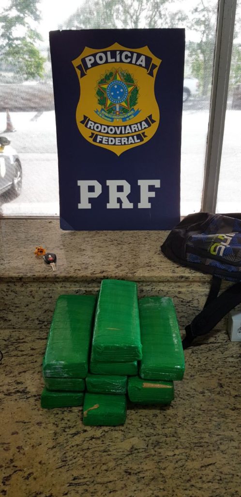 Céu Azul: PRF prende homem transportando maconha em veículo Céu Azul: PRF prende homem transportando maconha em veículo