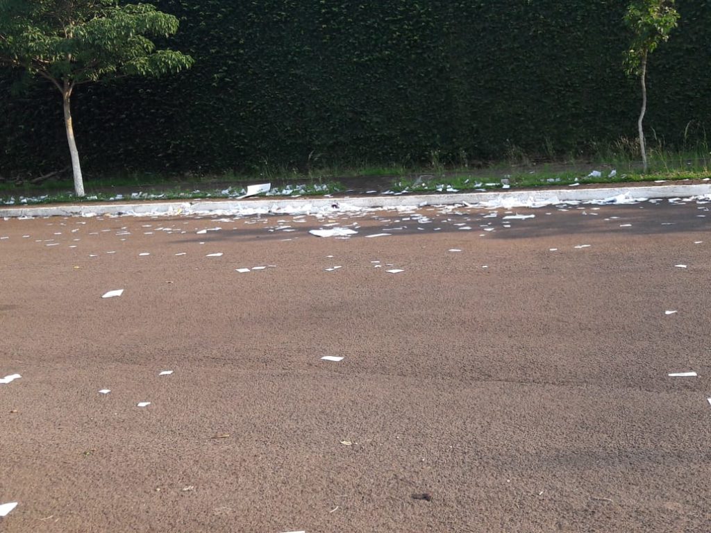 Papéis são descartados na Rua Maranhão Papéis são descartados na Rua Maranhão