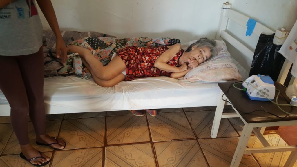 Mulher pede ajuda para tratamento de saúde para a tia e também solicita doações