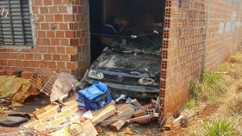 Veículo atravessa a parede de garagem no Barcelona