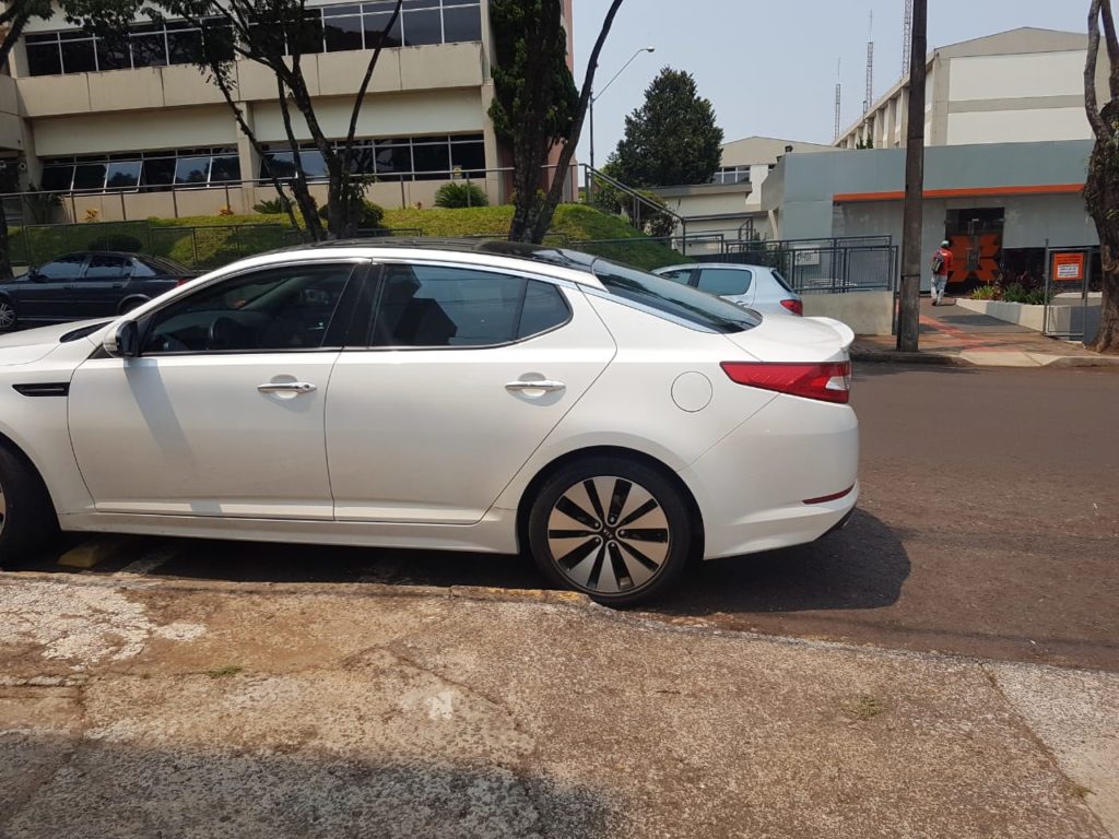 Carro estaciona em vagas de motocicletas e gera transtorno na Rua Vitória Carro estaciona em vagas de motocicletas e gera transtorno na Rua Vitória