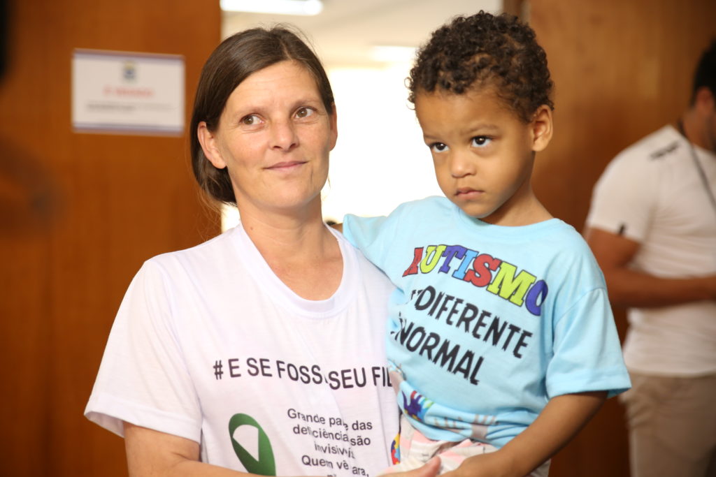 “Autismo não pode ser uma barreira social”, afirma deputado a propor projeto de lei
