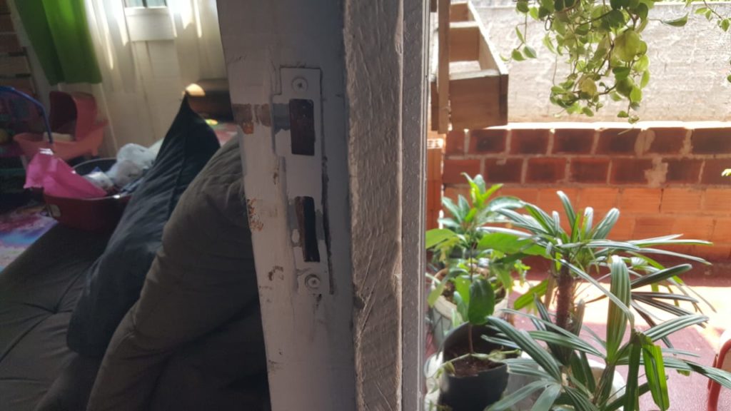 Bandidos fazem ‘limpa’ em casa no Cascavel Velho Bandidos fazem ‘limpa’ em casa no Cascavel Velho