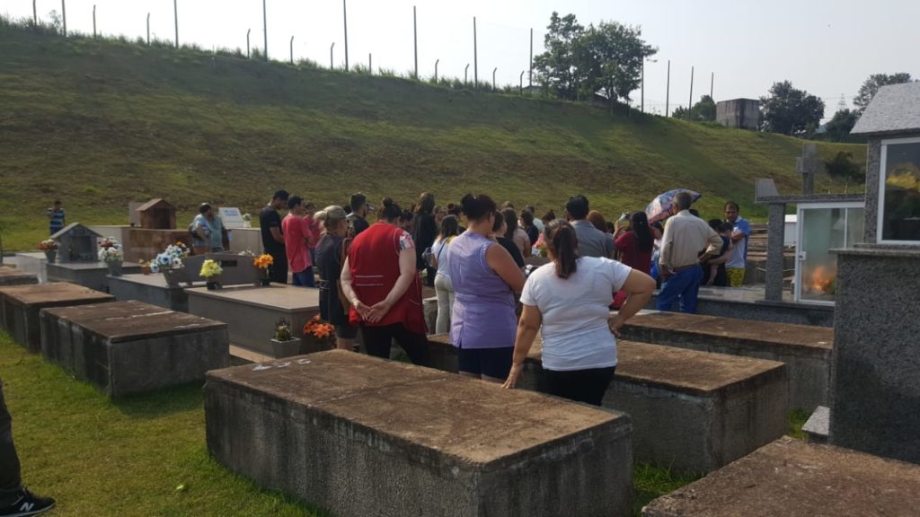 Emoção marca despedida a adolescente que morreu afogada no Rio Paraná Emoção marca despedida a adolescente que morreu afogada no Rio Paraná